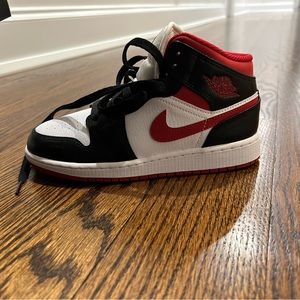 Air Jordan 1 mid (gs) boys 3.5 NWT